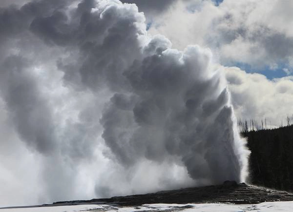 Mạch nước Old Faithful phun thất thường: Yellowstone sở hữu các mạch nước phun nhiều nhất thế giới. Trong số ấy, nổi tiếng nhất phải kể đến Old Faithful (Thủy chung) - cái tên được đặt dựa vào tần suất phun nước thường xuyên của mạch nước. Tuy nhiên, trong những thập niên vừa qua, thời gian giữa những lần phun nước đã dài hơn. Dù vậy, đây vẫn là mạch nước phun thường xuyên nhất trong số các mạch nước lớn - khoảng 17 lần một ngày. Mạch nước Old Faithful phun thất thường: Yellowstone sở hữu các mạch nước phun nhiều nhất thế giới. Trong số ấy, nổi tiếng nhất phải kể đến Old Faithful (Thủy chung) - cái tên được đặt dựa vào tần suất phun nước thường xuyên của mạch nước. Tuy nhiên, trong những thập niên vừa qua, thời gian giữa những lần phun nước đã dài hơn. Dù vậy, đây vẫn là mạch nước phun thường xuyên nhất trong số các mạch nước lớn - khoảng 17 lần một ngày.