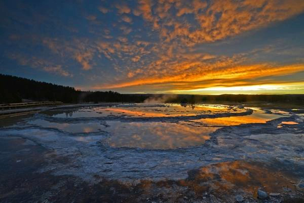 Yellowstone là một siêu núi lửa: Một trong những núi lửa lớn nhất thế giới còn hoạt động nằm tại đây. Núi lửa phun lần đầu ở Yellowstone cách đây 2,1 triệu năm, bao phủ muội than lên khoảng 15.000 km2. Đây là một trong những vụ phun trào lớn nhất từng được biết đến, biến Yellowstone trở thành một siêu núi lửa (thuật ngữ chỉ núi lửa có sức phun trào hơn 1000 km3 magma). Dù núi lửa vẫn đang hoạt động, lần phun trao cuối cùng ở nơi này đã cách đây 70.000 năm. Yellowstone là một siêu núi lửa: Một trong những núi lửa lớn nhất thế giới còn hoạt động nằm tại đây. Núi lửa phun lần đầu ở Yellowstone cách đây 2,1 triệu năm, bao phủ muội than lên khoảng 15.000 km2. Đây là một trong những vụ phun trào lớn nhất từng được biết đến, biến Yellowstone trở thành một siêu núi lửa (thuật ngữ chỉ núi lửa có sức phun trào hơn 1000 km3 magma). Dù núi lửa vẫn đang hoạt động, lần phun trao cuối cùng ở nơi này đã cách đây 70.000 năm.
