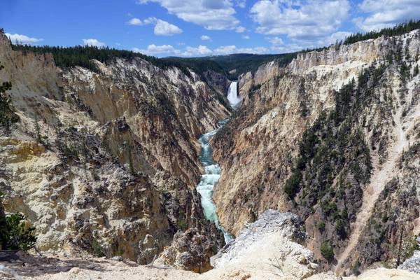 Yellowstone cũng có một Grand Canyon: Grand Canyon không chỉ có ở Arizona, mà còn có một người anh em tại Yellowstone. Hẻm đá bị sông Yellowstone bào mòn, sâu 300 m, rộng khoảng 450 m, và dài khoảng 32 km. Một trong những khung cảnh đẹp nhất ở Yellowstone nằm tại hẻm núi ở Artist Point. Yellowstone cũng có một Grand Canyon: Grand Canyon không chỉ có ở Arizona, mà còn có một người anh em tại Yellowstone. Hẻm đá bị sông Yellowstone bào mòn, sâu 300 m, rộng khoảng 450 m, và dài khoảng 32 km. Một trong những khung cảnh đẹp nhất ở Yellowstone nằm tại hẻm núi ở Artist Point.