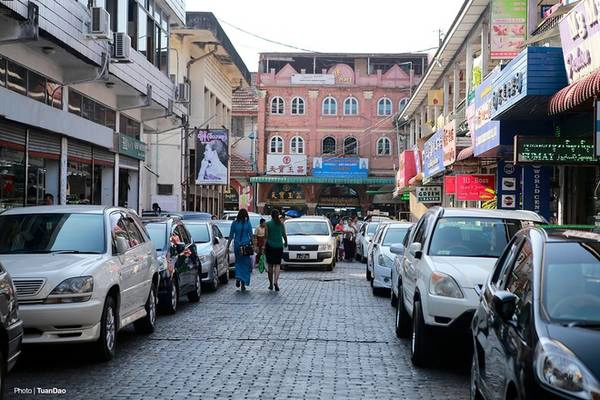 Thành phố không có xe máy Yangon là thành phố lớn và sôi động nhất của Myanmar với nhiều kiến trúc độc đáo của người Anh từ thời thuộc địa. Nơi đây cũng từng được gọi là "London ở Đông Nam Á" với những dòng xe ô tô nối đuôi nhau. Bạn có tìm đỏ mắt cũng không hề thấy bóng dáng của một chiếc xe gắn máy. Ô tô thường đỗ ngay trên đường nên hầu như lúc nào cũng xảy ra tình trạng tắc nghẽn giao thông ở đây. Thành phố không có xe máy Yangon là thành phố lớn và sôi động nhất của Myanmar với nhiều kiến trúc độc đáo của người Anh từ thời thuộc địa. Nơi đây cũng từng được gọi là "London ở Đông Nam Á" với những dòng xe ô tô nối đuôi nhau. Bạn có tìm đỏ mắt cũng không hề thấy bóng dáng của một chiếc xe gắn máy. Ô tô thường đỗ ngay trên đường nên hầu như lúc nào cũng xảy ra tình trạng tắc nghẽn giao thông ở đây.