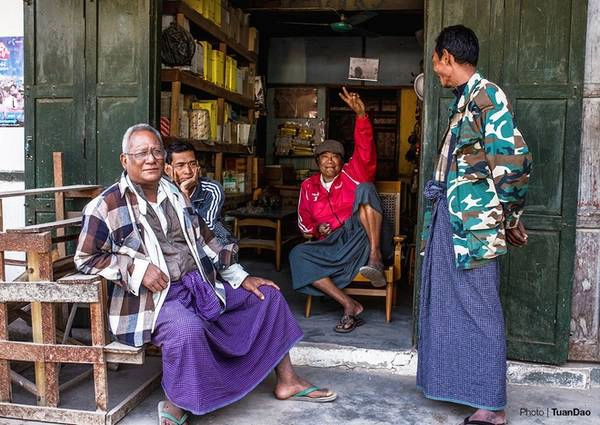 Nơi đàn ông cũng mặc váy Một truyền thống của người dân Myanmar, từ người già đến trẻ em, từ phụ nữ đến đàn ông, hầu hết mọi người đều mặc váy longyi. Đây là loại váy mà đơn giản chỉ là một mảnh vải được quấn quanh người, nhưng đối với nam và nữ lại có những cách mặc khác nhau. Đối với đàn ông thì quấn một mảnh vải lớn và thắt nút ở đằng trước, còn đối với phụ nữ sẽ được gấp tà lại và khâu ở bên hông. Nơi đàn ông cũng mặc váy Một truyền thống của người dân Myanmar, từ người già đến trẻ em, từ phụ nữ đến đàn ông, hầu hết mọi người đều mặc váy longyi. Đây là loại váy mà đơn giản chỉ là một mảnh vải được quấn quanh người, nhưng đối với nam và nữ lại có những cách mặc khác nhau. Đối với đàn ông thì quấn một mảnh vải lớn và thắt nút ở đằng trước, còn đối với phụ nữ sẽ được gấp tà lại và khâu ở bên hông.