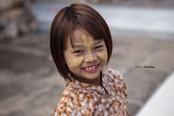 Với phụ nữ Myanmar, đây là thứ bột hữu hiệu nhất để chống nắng, trang điểm và dưỡng da cả ngày lẫn đêm. Không chỉ là một loại kem chống nắng dành riêng cho phụ nữ, cả cánh đàn ông, trẻ em đều bôi bột chống nắng khi ra đường hay đi làm. Với phụ nữ Myanmar, đây là thứ bột hữu hiệu nhất để chống nắng, trang điểm và dưỡng da cả ngày lẫn đêm. Không chỉ là một loại kem chống nắng dành riêng cho phụ nữ, cả cánh đàn ông, trẻ em đều bôi bột chống nắng khi ra đường hay đi làm.