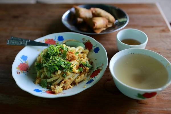 Nơi thịt là một điều xa xỉ Với những người yêu thích ăn thịt thì việc đến Myanmar quả thật không dễ dàng. Ở đây đa số người dân theo đạo Phật, đạo Hồi và đạo Hindu. Do đó, mọi người không ăn thịt bò và thịt lợn. Vậy nên, rất khó kiếm quán ăn có thịt như ở Việt Nam. Đa số mọi người đều ăn mì, cơm với trứng và các loại ngũ cốc. Trừ các thành phố lớn, còn ở những điểm du lịch, bạn phải vào các quán ăn dành cho người nước ngoài để có thể thưởng thức các món chế biến từ thịt. Nơi thịt là một điều xa xỉ Với những người yêu thích ăn thịt thì việc đến Myanmar quả thật không dễ dàng. Ở đây đa số người dân theo đạo Phật, đạo Hồi và đạo Hindu. Do đó, mọi người không ăn thịt bò và thịt lợn. Vậy nên, rất khó kiếm quán ăn có thịt như ở Việt Nam. Đa số mọi người đều ăn mì, cơm với trứng và các loại ngũ cốc. Trừ các thành phố lớn, còn ở những điểm du lịch, bạn phải vào các quán ăn dành cho người nước ngoài để có thể thưởng thức các món chế biến từ thịt.