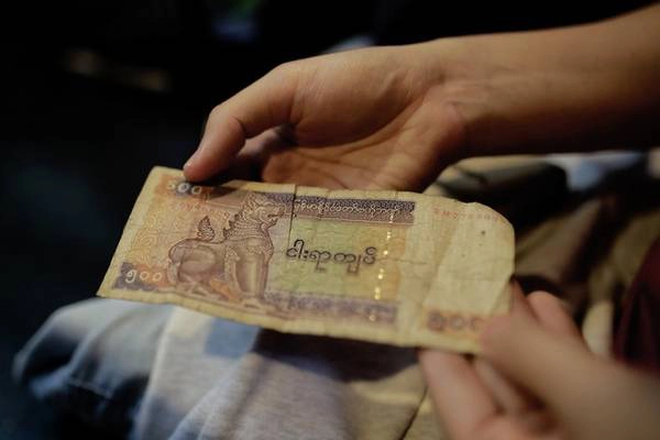 Nơi đổi tiền cũng là một vấn đề Đất nước Myanmar sử dụng tiền giấy Kyat. Nhiều khách du lịch mang USD hoặc Euro sang để đổi tại sân bay hoặc ngân hàng. Nhưng có một lưu ý dành cho bạn, hãy mang theo những tờ tiền thật mới, không có nếp gấp và vết ố hay bị nhàu, bởi bạn sẽ nhận được cái lắc đầu và trả lại. Mặc dù vậy, tiền Kyat của Myanmar đa số đều cũ và nát, nhưng vẫn được chấp nhận trong việc chi tiêu. Vậy sẽ không có gì ngạc nhiên khi bạn mang tiền đi đổi và phải cầm về hơn một nửa số tiền của mình vì không đổi được. Nơi đổi tiền cũng là một vấn đề Đất nước Myanmar sử dụng tiền giấy Kyat. Nhiều khách du lịch mang USD hoặc Euro sang để đổi tại sân bay hoặc ngân hàng. Nhưng có một lưu ý dành cho bạn, hãy mang theo những tờ tiền thật mới, không có nếp gấp và vết ố hay bị nhàu, bởi bạn sẽ nhận được cái lắc đầu và trả lại. Mặc dù vậy, tiền Kyat của Myanmar đa số đều cũ và nát, nhưng vẫn được chấp nhận trong việc chi tiêu. Vậy sẽ không có gì ngạc nhiên khi bạn mang tiền đi đổi và phải cầm về hơn một nửa số tiền của mình vì không đổi được.
