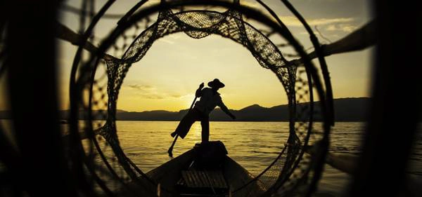 Những người đánh cá trên hồ Inle. Ảnh: Buffalotours.com