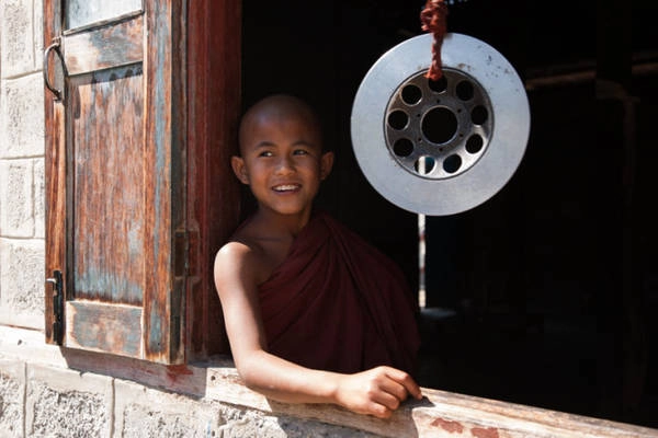 Chú bé với chiếc kẻng báo giờ cơm trưa - Ảnh: Thủy Trần