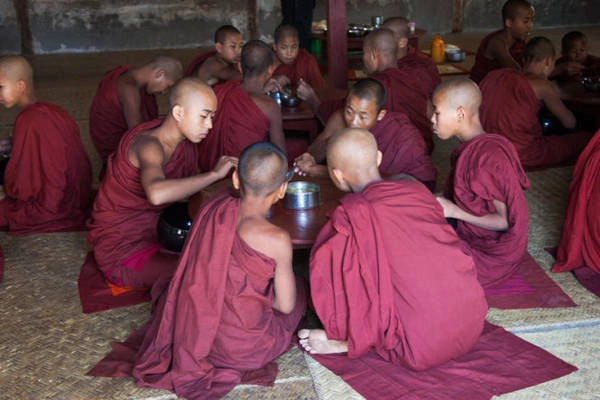  Bữa ăn trưa ở Shwe Yaunghwe Kyaung - Ảnh: Thủy Trần