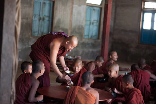 Giờ ăn trong yên lặng ở tu viện, thức ăn được mang đến chia cho từng bàn - Ảnh: Thủy Trần