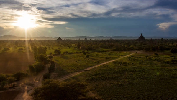 Du lich Myanmar kham pha ve dep cua thanh pho co Bagan