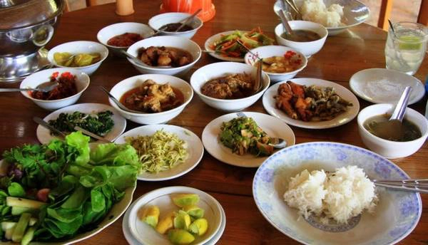 Cà ri là món ăn có mặt ở bất kỳ quán ăn nào ở Myanmar. Cà ri là món ăn có mặt ở bất kỳ quán ăn nào ở Myanmar.