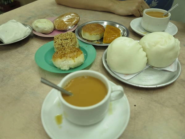 Những cửa hàng trà ở Myanmar không chỉ là nơi để thưởng thức trà, nó còn là một nơi thường xuyên tổ chức những khóa học nấu ăn và phục vụ những món ăn truyền thống. Những cửa hàng trà ở Myanmar không chỉ là nơi để thưởng thức trà, nó còn là một nơi thường xuyên tổ chức những khóa học nấu ăn và phục vụ những món ăn truyền thống.