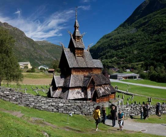 Du khách tham quan nhà thờ gỗ Borgund Stave - Ảnh: visitnorway Du khách tham quan nhà thờ gỗ Borgund Stave - Ảnh: visitnorway