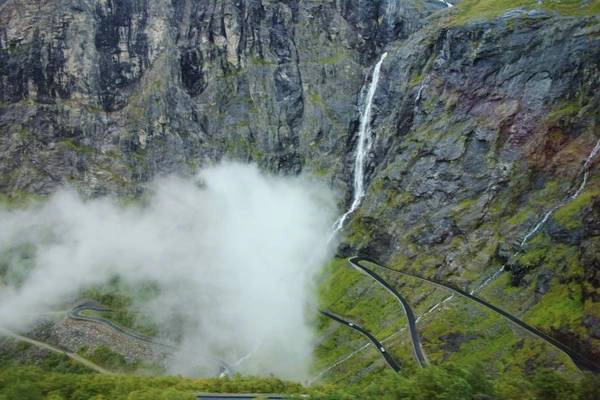 Một thác nước sát cạnh con đường Trollstigen ở Valldal - Ảnh: wp Một thác nước sát cạnh con đường Trollstigen ở Valldal - Ảnh: wp