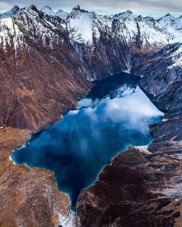 Hồ Lochnagar nhìn từ trên cao