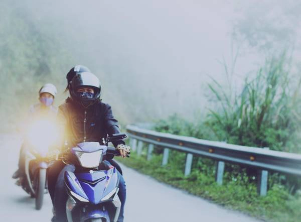 Chúng tôi xuất phát từ thị trấn Mường Xén (huyện Kỳ Sơn, tỉnh Nghệ An) từ sáng sớm nên sương mù dày. Đoạn đường từ đây tới Mường Lống dài 50 km.