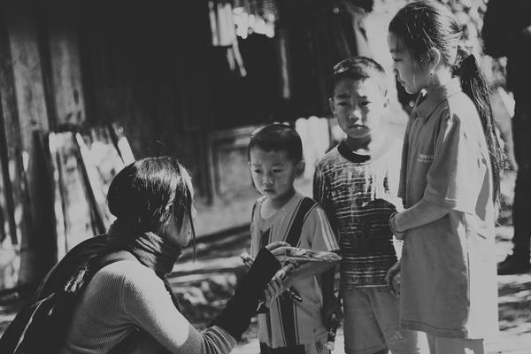 Trẻ em khá thẹn, ngại ngùng khi thấy người lạ.
