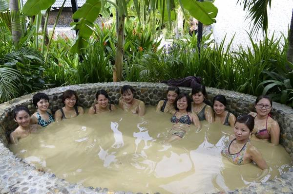 Tắm bùn khoáng. Ảnh: blogkhoahoc