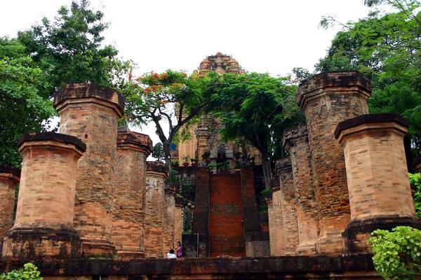 Tháp bà PoNagar. Ảnh: ST