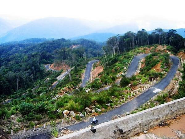 Những cung đèo quanh co dẫn lên đỉnh Hòn Bà. Ảnh: ST Những cung đèo quanh co dẫn lên đỉnh Hòn Bà. Ảnh: ST