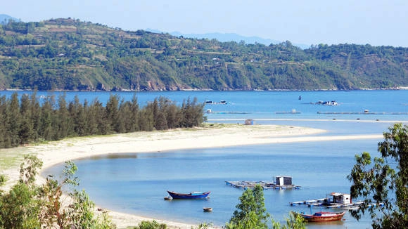 Những doi cát trườn dài ra biển ở Đầm Môn. Ảnh: vntour