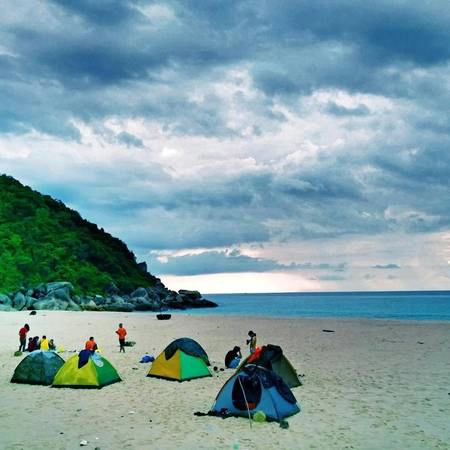 Hiện nay, do chưa được khai thác nhiều, nên Đầm Môn vẫn còn là một vùng rừng biển hoang vu với biển xanh êm ả, rừng nguyên sinh xanh mướt rậm rạp và những bãi cát trải dài, rất thích hợp cho những chuyến phượt giá rẻ. Ảnh: rubyqfotosfy