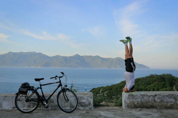 Người dân Nha Trang tập yoga bên đường mới - Ảnh: Tiến Thành Người dân Nha Trang tập yoga bên đường mới - Ảnh: Tiến Thành