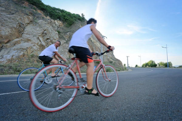 Các cua-rơ TP Nha Trang trải nghiệm trên con đường biển và núi - Ảnh: Tiến Thành Các cua-rơ TP Nha Trang trải nghiệm trên con đường biển và núi - Ảnh: Tiến Thành