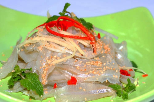 Gỏi cá mai là đặc sản biển được du khách yêu thích. Ảnh: Nguyễn Bình Gỏi cá mai là đặc sản biển được du khách yêu thích. Ảnh: Nguyễn Bình