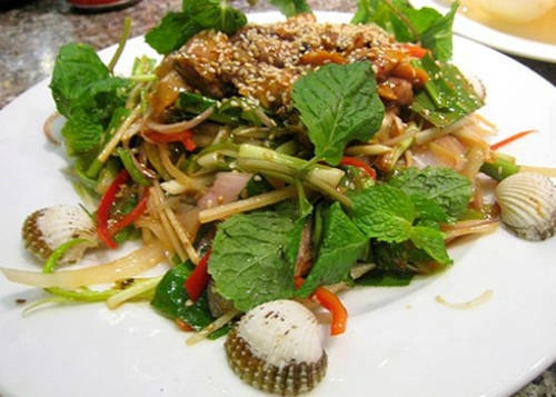 Gỏi sò huyết với hương vị của hành tây, rau thơm rất đưa đẩy vị giác. Ảnh: monngonmoingay Gỏi sò huyết với hương vị của hành tây, rau thơm rất đưa đẩy vị giác. Ảnh: monngonmoingay