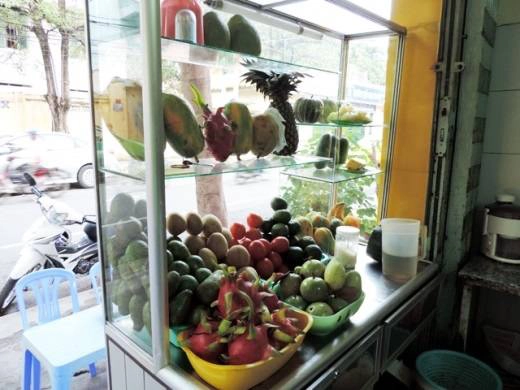 Ngoài chè, các hàng chè trái cây còn có kem flan, yaourt, sinh tố, xu xoa hạt đác... chetraicaynhatrang10trong1-ivivu-7