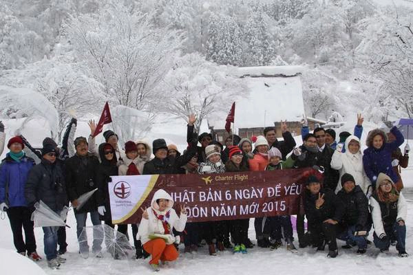 Đoàn du khách Việt Nam tham quan ngôi làng cổ. Đoàn du khách Việt Nam tham quan ngôi làng cổ.