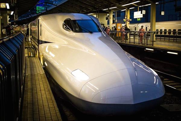 Về đi lại, Michael khuyên du khách nên mua thẻ Japan Rail Pass (JR), chỉ dành riêng cho khách du lịch với 3 mức thời hạn sử dụng là 7, 14 và 21 ngày, có giá từ 260 USD trở lên. Nó không chỉ dùng cho các chuyến tàu cao tốc mà còn cả phà, xe buýt hay những phương tiện khác có ký hiệu JR. Thẻ JR giúp bạn tiết kiệm được hàng nghìn USD chi phí đi lại, đơn cử như đi từ Tokyo đến Osaka đã là 140 USD mỗi chiều hay từ Osaka đến Hiroshima vào khoảng 100 USD một chiều.