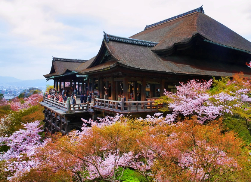 Ngôi chùa phật giáo Kiyomizu-dera nằm ở phía Đông Kyoto được xây dựng từ những năm 798. Ngôi chùa phật giáo Kiyomizu-dera nằm ở phía Đông Kyoto được xây dựng từ những năm 798.