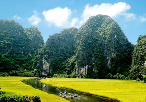 Những con thuyền nan rào rạt khua mái chèo giữa thiên nhiên thơ mộng. Ảnh: DulichNInhBinh