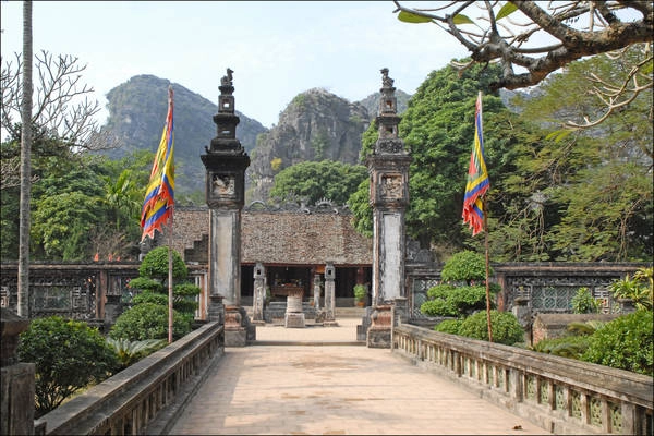 du-lich-ninh-binh-thuong-ngoan-10-diem-den-non-nuoc-huu-tinh-nhat-troi-nam-ivivu-6