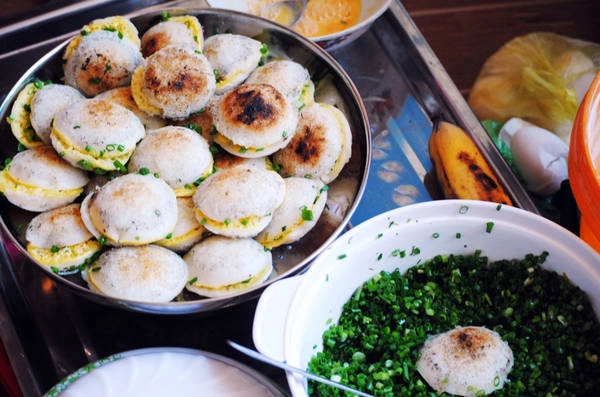 Bánh căn là món ăn dân dã, quen thuộc của người dân Ninh Thuận. Ảnh: phanrangqueminh.blogspot.com Bánh căn là món ăn dân dã, quen thuộc của người dân Ninh Thuận. Ảnh: phanrangqueminh.blogspot.com