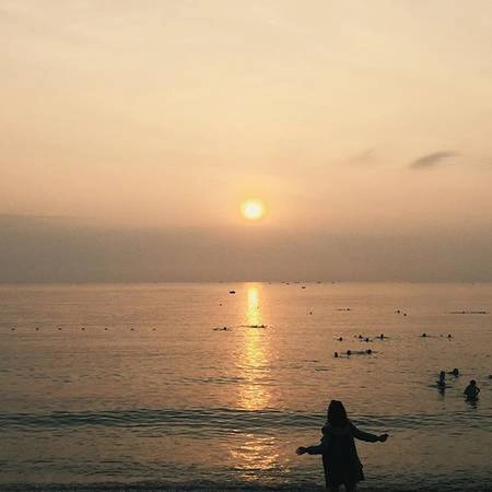 Hoàng hôn trên biển Ninh Chữ. Ảnh: lcariv/instagram Hoàng hôn trên biển Ninh Chữ. Ảnh: lcariv/instagram