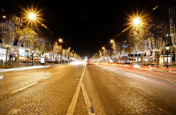 Đại lộ Champs-Élysées lộng lẫy khi đêm xuống 