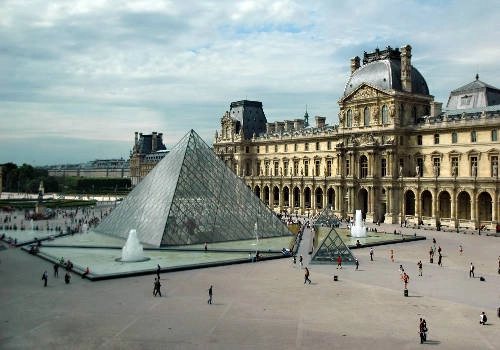 Bên trong Louvre - bảo tàng trưng bày bức tranh La Joconde (Nàng Mona Lisa) nổi tiếng của danh họa Da Vinci. Ảnh: Imglisting. Bên trong Louvre - bảo tàng trưng bày bức tranh La Joconde (Nàng Mona Lisa) nổi tiếng của danh họa Da Vinci. Ảnh: Imglisting.