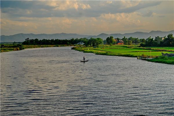 Khung cảnh bình yên của miền quê có thể níu giữ bất kỳ ai “yếu lòng” khi đến đây. Ảnh: Lâm Minh Hiệp