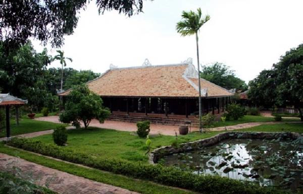 Làng được xây dựng trên diện tích khoảng 3 ha, gồm những căn nhà cổ của nhiều vùng quê, tượng trưng cho lối kiến trúc của mỗi địa phương. Làng được xây dựng trên diện tích khoảng 3 ha, gồm những căn nhà cổ của nhiều vùng quê, tượng trưng cho lối kiến trúc của mỗi địa phương.