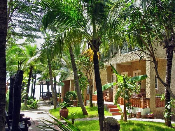 Các phòng nghỉ nằm giữa không gian xanh mát