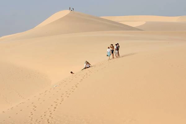 Bàu Trắng khá biệt lập, tuy vậy, đây vẫn là điểm đến không thể thiếu của những ai yêu thiên nhiên hoang sơ, thích khám phá và săn ảnh. Vậy nên, nếu có dịp đến Mũi Né, hãy một lần ghé đến đây và khám phá vẻ đẹp thuần khiết không phải ở đâu cũng có. Ảnh: Stefaan (van Eric)