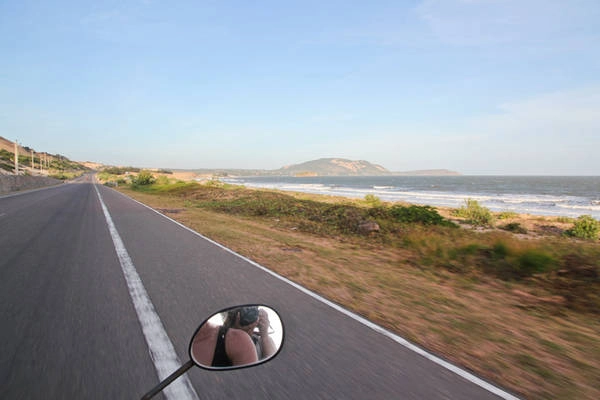 con đường dẫn tới Bàu Trắng tuyệt đẹp. Ảnh: Alexinwanderland.com