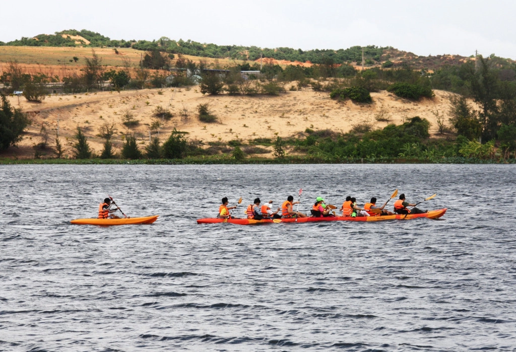 Chèo thuyền kayak. Ảnh: Toquoc.vn