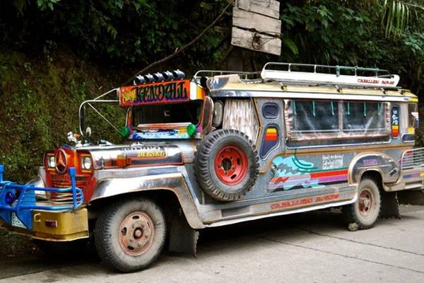 Phương tiện đi lại phổ biến nhất là xe jeepney, được cải tiến từ xe jeep do lính Mỹ bỏ lại sau Chiến tranh Thế giới thứ 2. Phương tiện đi lại phổ biến nhất là xe jeepney, được cải tiến từ xe jeep do lính Mỹ bỏ lại sau Chiến tranh Thế giới thứ 2.