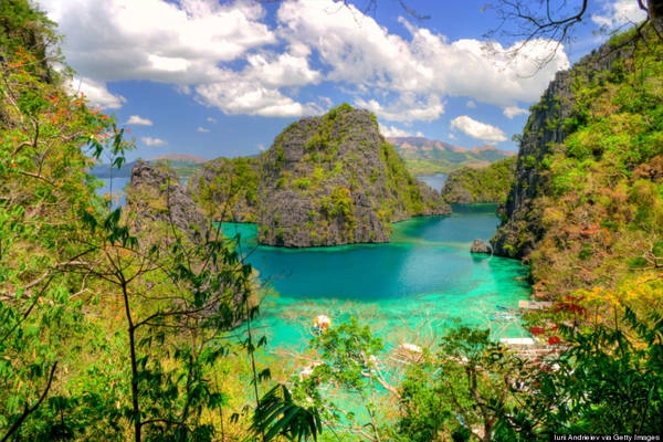 Đảo Palawan nằm ở phía tây nam Philippines, ngăn cách biển Đông với biển Sulu. Đây là đảo lớn nhất của tỉnh Palawan và là đảo lớn thứ năm ở Philippines. Gọi là đảo, nhưng Palawan có chiều dài rộng đến 450km với 3 sân bay.