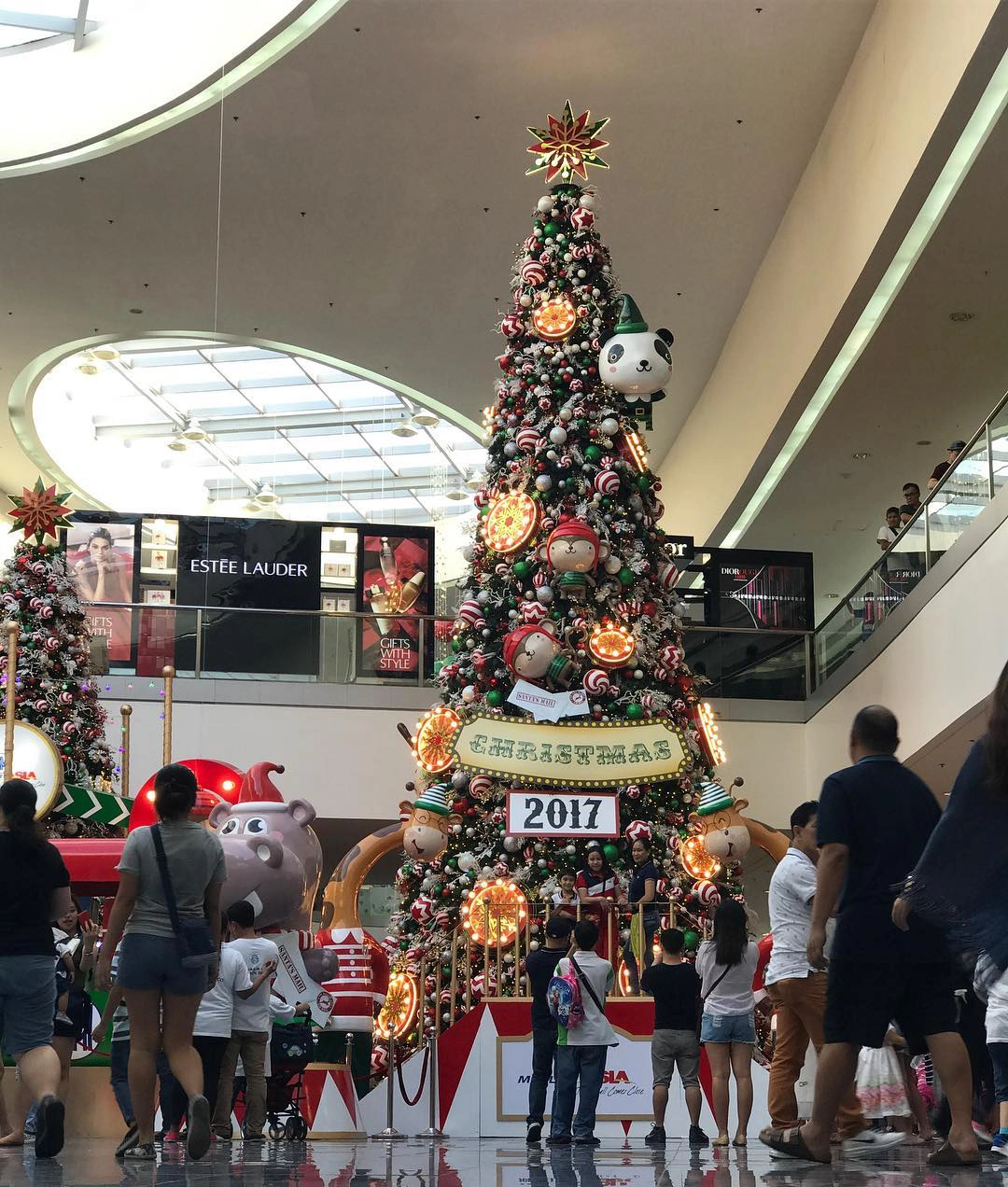 Không khí giáng sinh tràn ngập Mall Of Asia. Ảnh: emon72