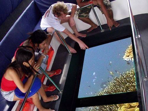2. Tàu đáy kính Bạn yêu thích ngắm nhìn thế giới dưới đáy biển nhưng lại không biết bơi hoặc ngại ngâm mình dưới nước thì đây là dịch vụ chắc chắn bạn phải thử ngay. Với loại tàu được thiết kế với đáy lót kính, du khách có thể ngồi trên tàu nhưng vẫn có thể ngắm nhìn thế giới đa dạng với đáy biển Boracay. Với dịch vụ này, bạn có 2 giờ trải nghiệm bao gồm cả nước uống, thức ăn nhẹ và cung cấp các thiết bị lặn biển cơ bản. Ảnh: Myboracayguide. 2. Tàu đáy kính Bạn yêu thích ngắm nhìn thế giới dưới đáy biển nhưng lại không biết bơi hoặc ngại ngâm mình dưới nước thì đây là dịch vụ chắc chắn bạn phải thử ngay. Với loại tàu được thiết kế với đáy lót kính, du khách có thể ngồi trên tàu nhưng vẫn có thể ngắm nhìn thế giới đa dạng với đáy biển Boracay. Với dịch vụ này, bạn có 2 giờ trải nghiệm bao gồm cả nước uống, thức ăn nhẹ và cung cấp các thiết bị lặn biển cơ bản. Ảnh: Myboracayguide.