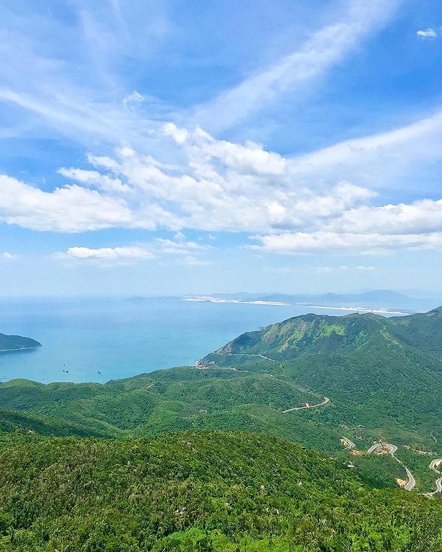 Ngắm nhìn khung cảnh thiên nhiên bao la từ núi Đá Bia. Ảnh: @jonnyrouse7.